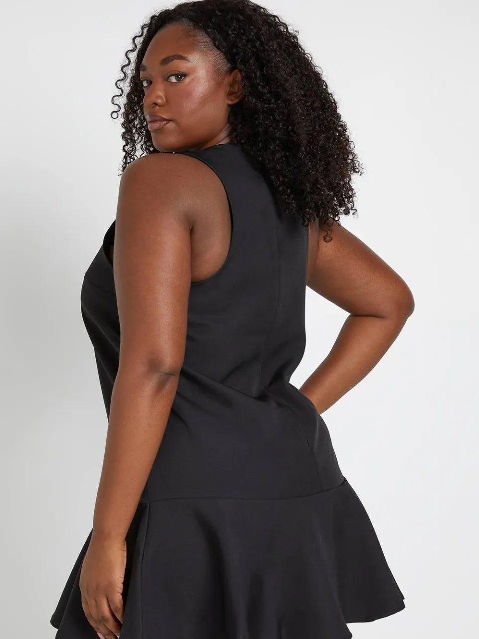 boohoo Dames Plus Mini Jurk Met Racerhals En Ruches Zoom zwart, foto 2