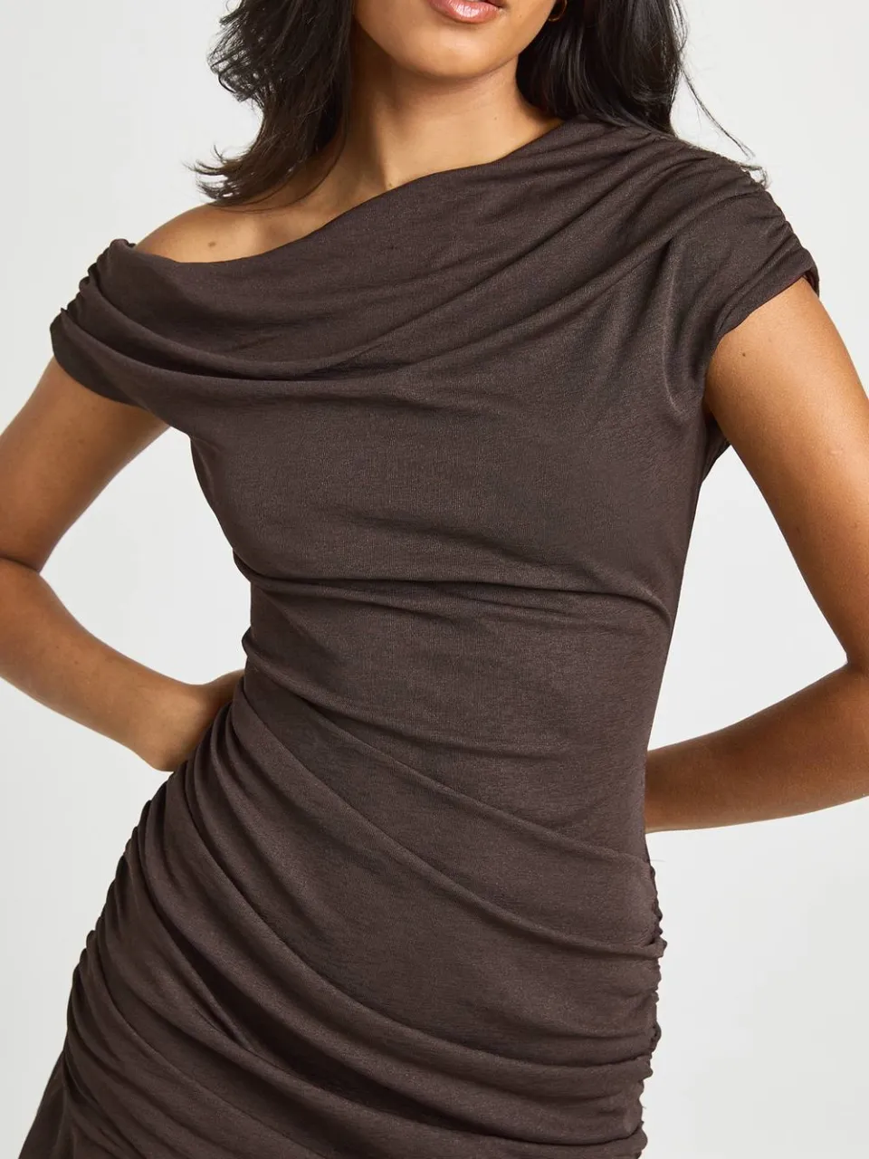boohoo Dames Asymmetrische Gerimpelde Mini Jurk chocoladebruin, foto 4