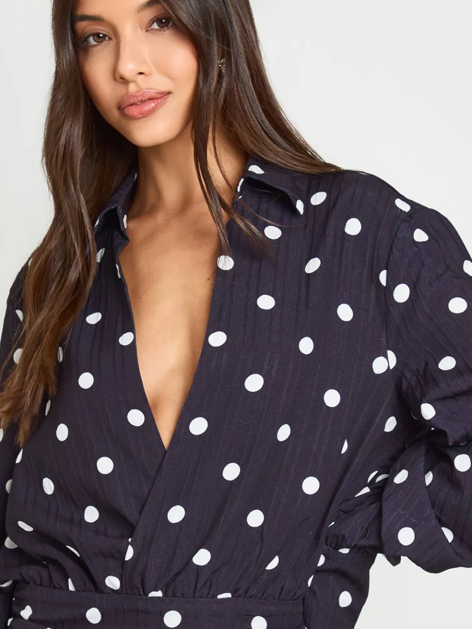 boohoo Dames Mini-jurk met stippen en geplooide voorzijde zwart, foto 4