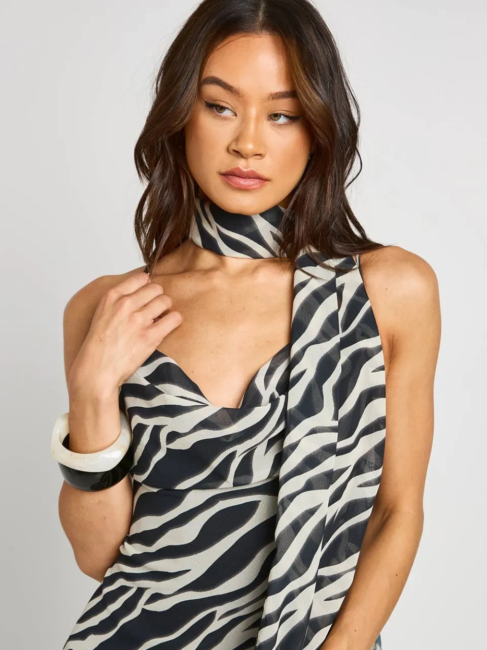 boohoo Dames Lange Maxijurk Met Zebraprint Van Chiffon, Watervalhals En Sjaal zwart, foto 4