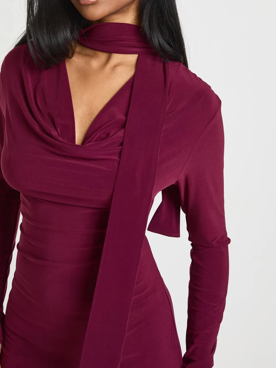 boohoo Dames Glanzende Mini-jurk Met Diepe V-hals, Sjaalkraag En Lange Mouwen bordeaux rood, foto 4