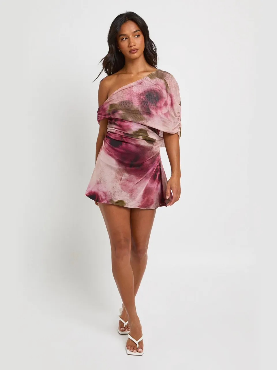 boohoo Dames Petite Asymmetrische Jurk Met Vervaagde Bloemenprint En Plooien Blush