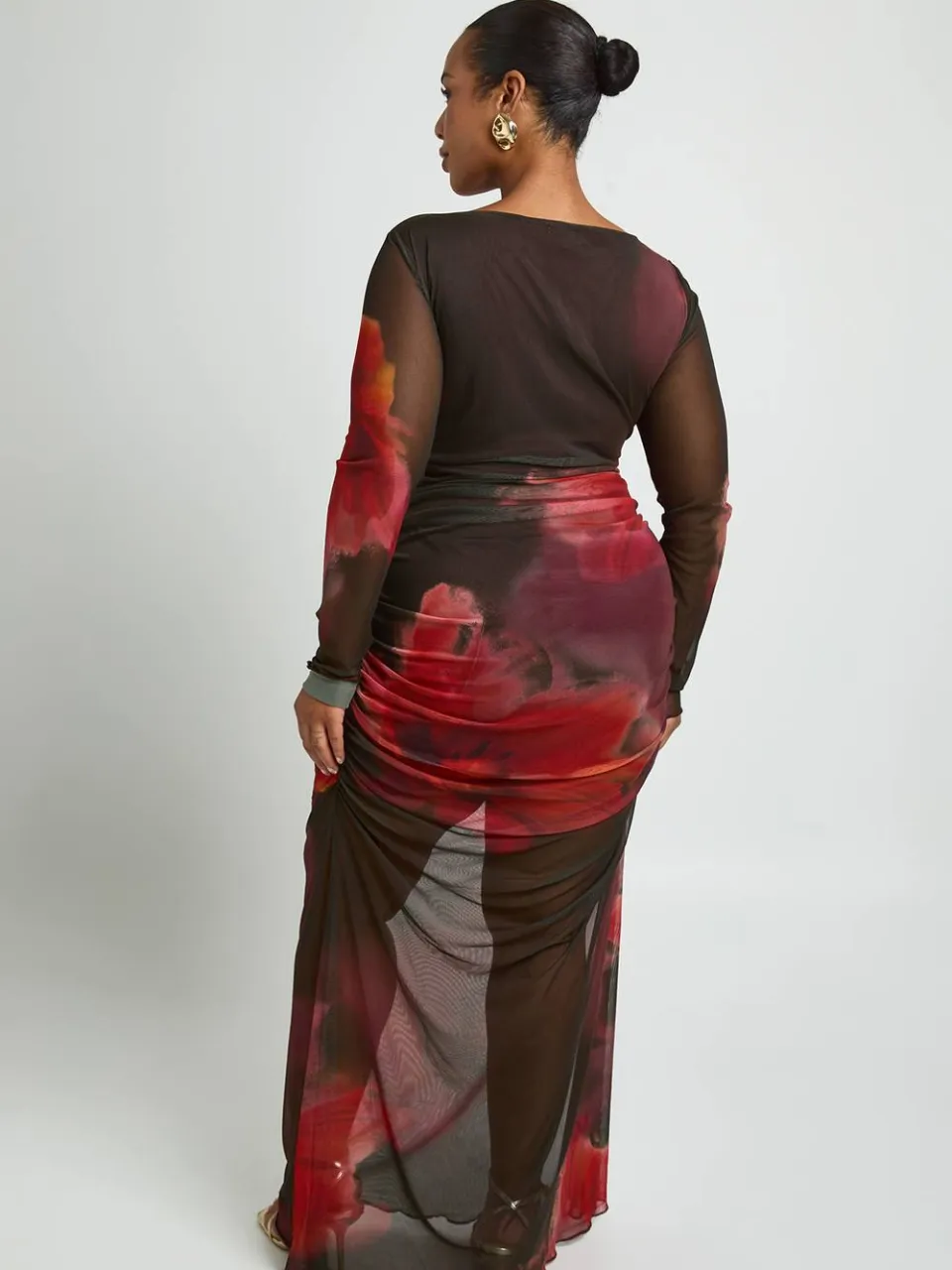 boohoo Dames Plus Bloemenprint Mesh Maxi Jurk Met Rimpeldetail chocoladebruin, foto 2