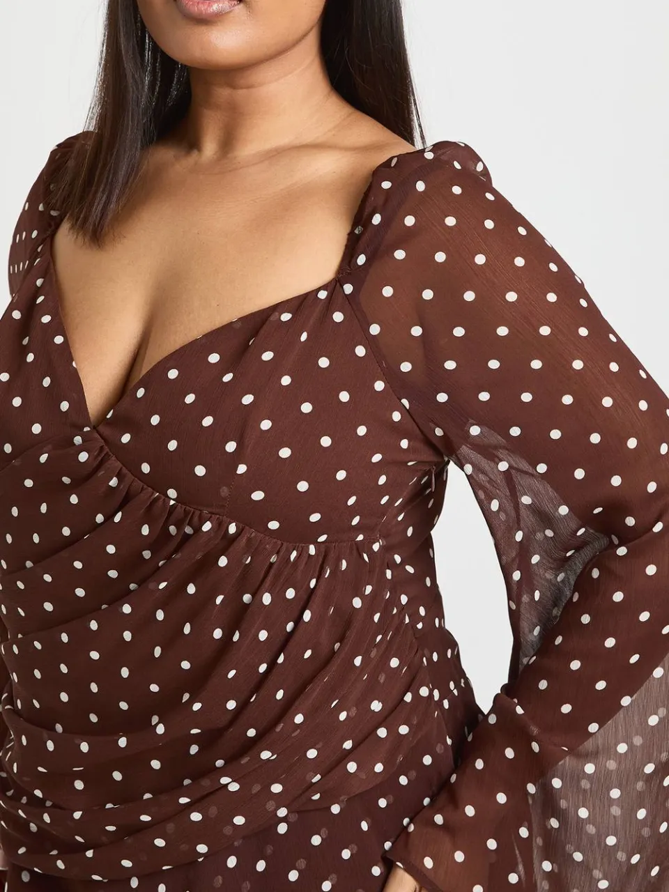 boohoo Dames Plus Size Polkadot Chiffon Godet Skater chocoladebruin, foto 4