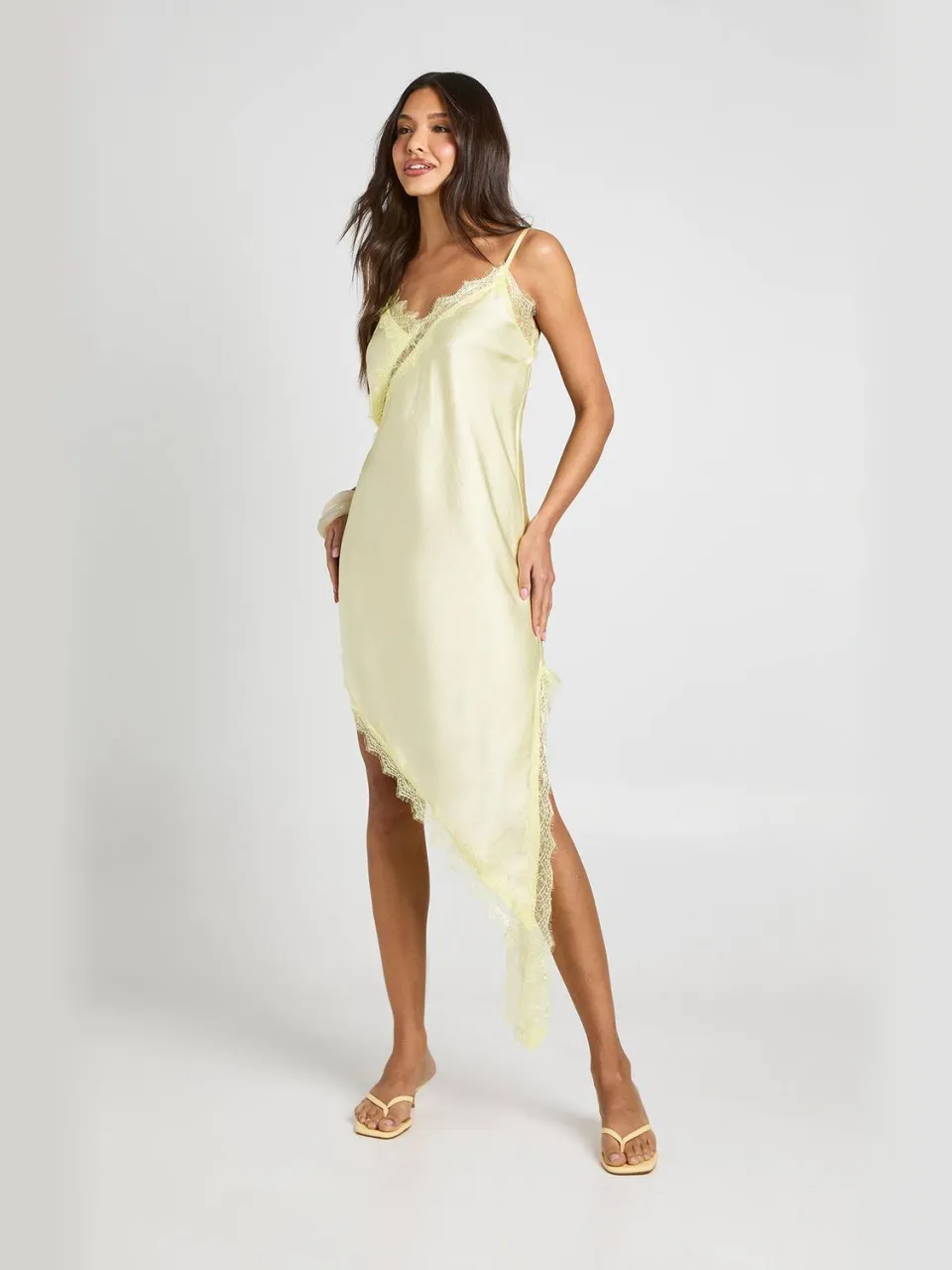 boohoo Dames Satijnen & Kanten Asymmetrische Slip Jurk citroen, foto 3
