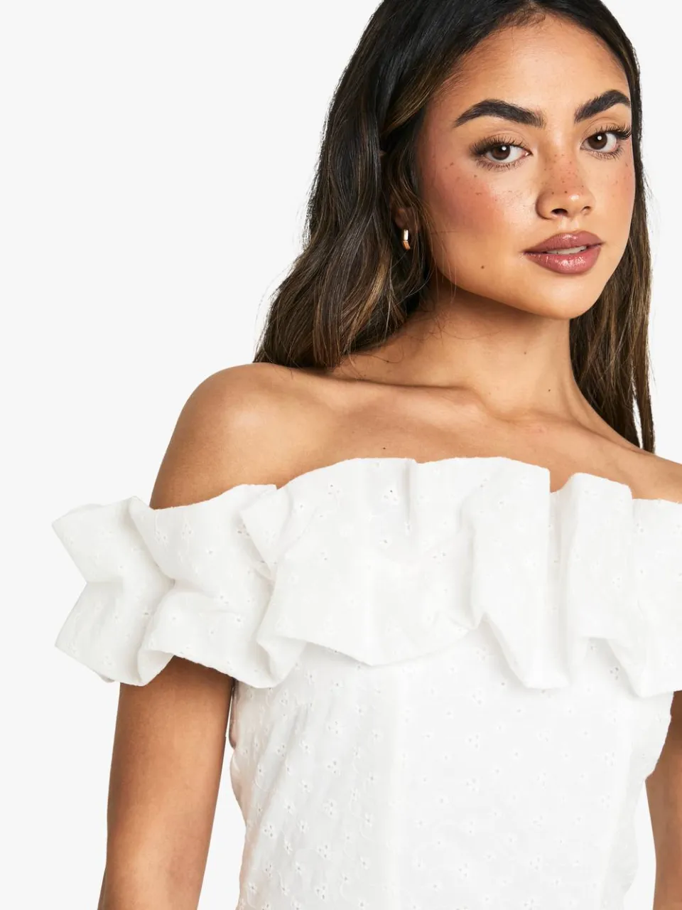 boohoo Dames Broderie Ruffled Detail Bardot Mini Dress wit, foto 4