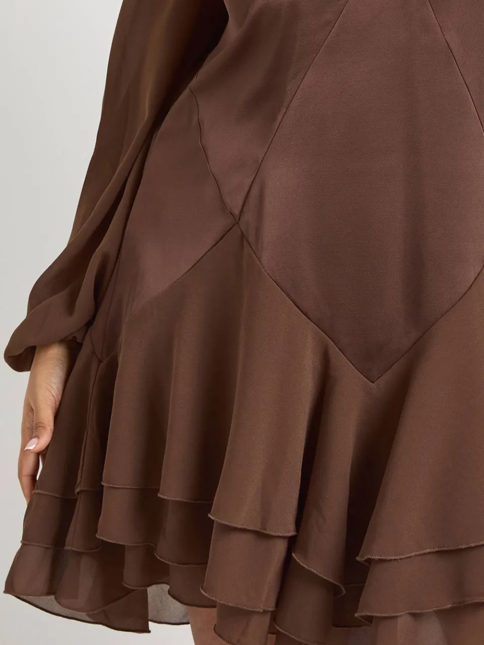 boohoo Dames Plus Chiffon Mix Panelen Smock Jurk chocoladebruin, foto 4