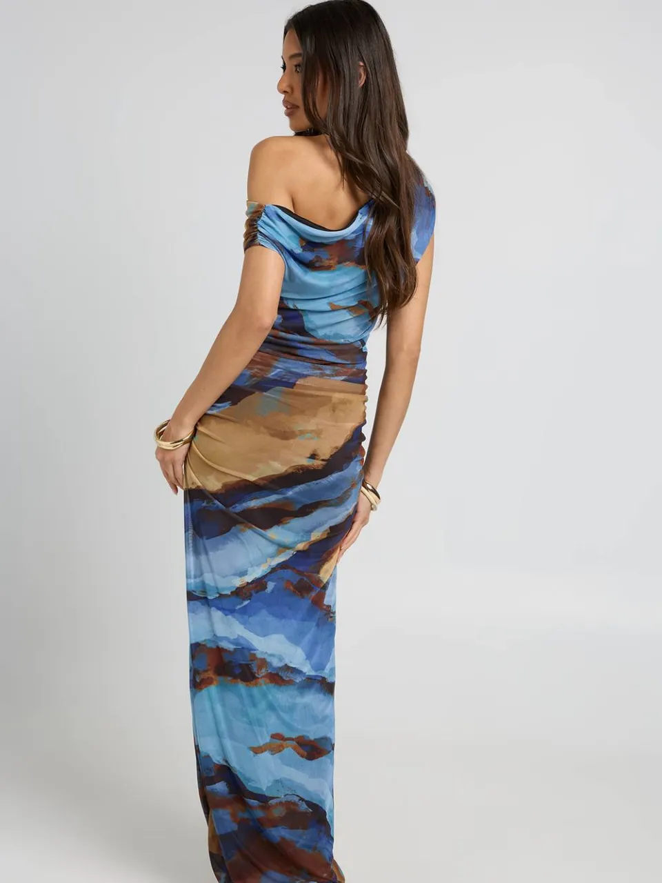 boohoo Dames Maxi Jurk Met Tonaal Abstract Dessin En Plooien blauw, foto 2