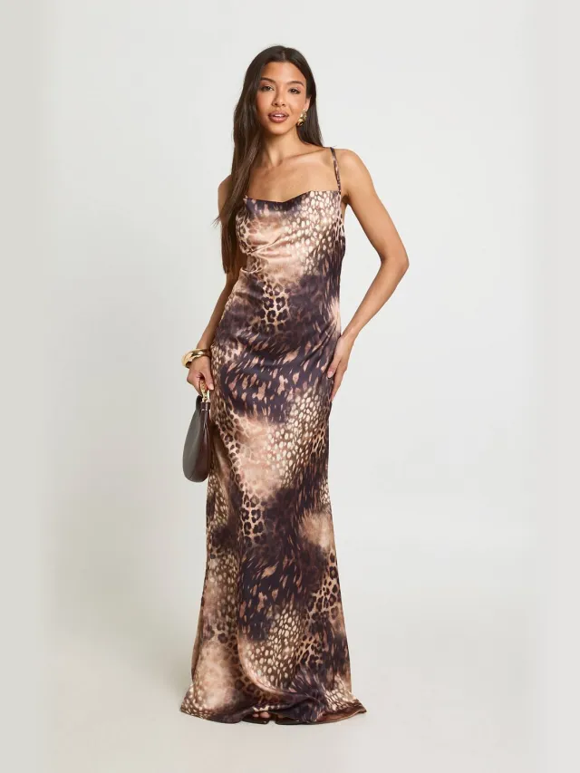 boohoo Dames Satijnen Maxi Jurk Met Tonaal Dierenprint En Watervalhals Camel