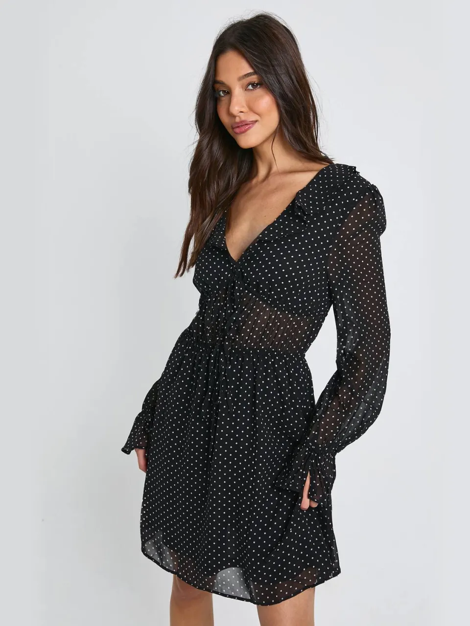 boohoo Dames Mini-jurk met lange mouwen, ruche en volantdetail zwart, foto 3