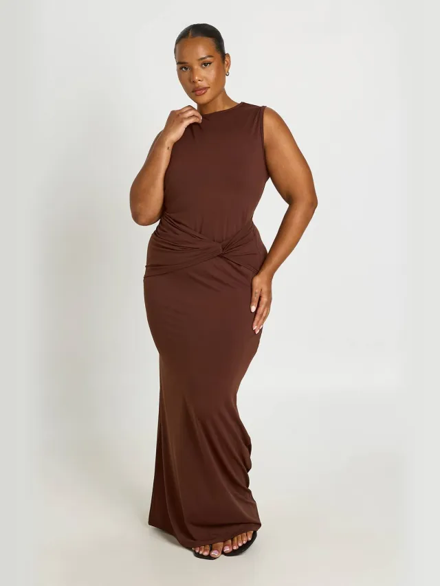 boohoo Dames Plus Super Zachte Maxi Jurk Met Geknoopte Taille Zonder Mouwen Chocoladebruin