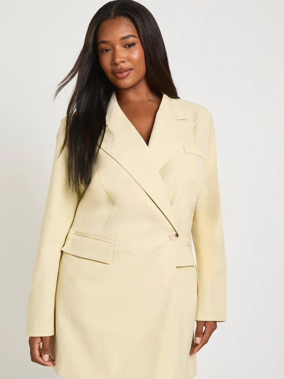 boohoo Dames Plus Oversized Blazerjurk Met Wikkelmodel En Hoornknoop boter, foto 3