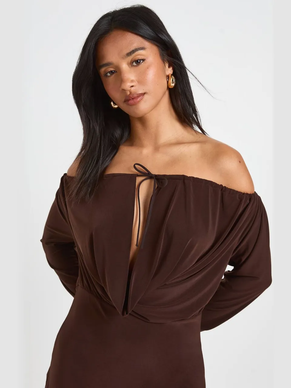 boohoo Dames Petite Slinky Bardot Jurk Met Gedrapeerde Voorkant Bodycon chocoladebruin, foto 3