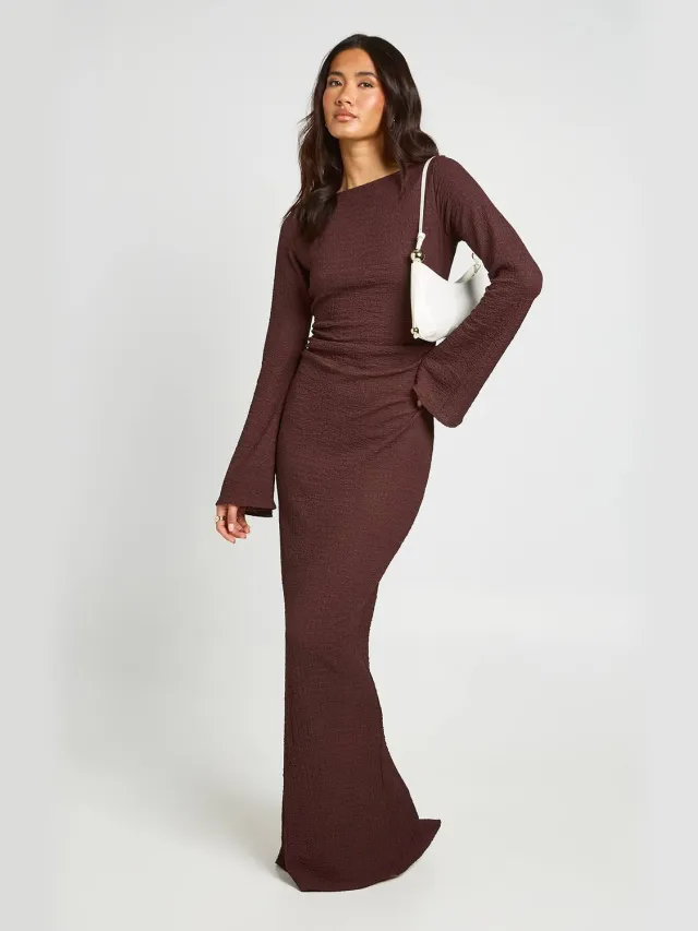 boohoo Dames Gestructureerde Maxi-jurk Met Open Rug En Uitlopende Mouwen Chocoladebruin
