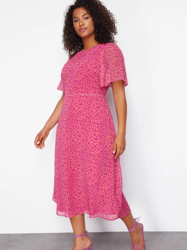 Trendyol Curve Dames Roze Dierenprint Midi Kort Casual A-lijn Grote maten Jurk Fuchsia