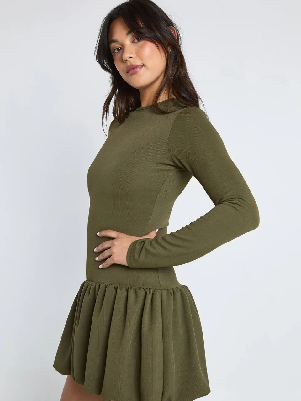 boohoo Dames Geribbelde Puffball mini-jurk kaki, foto 3