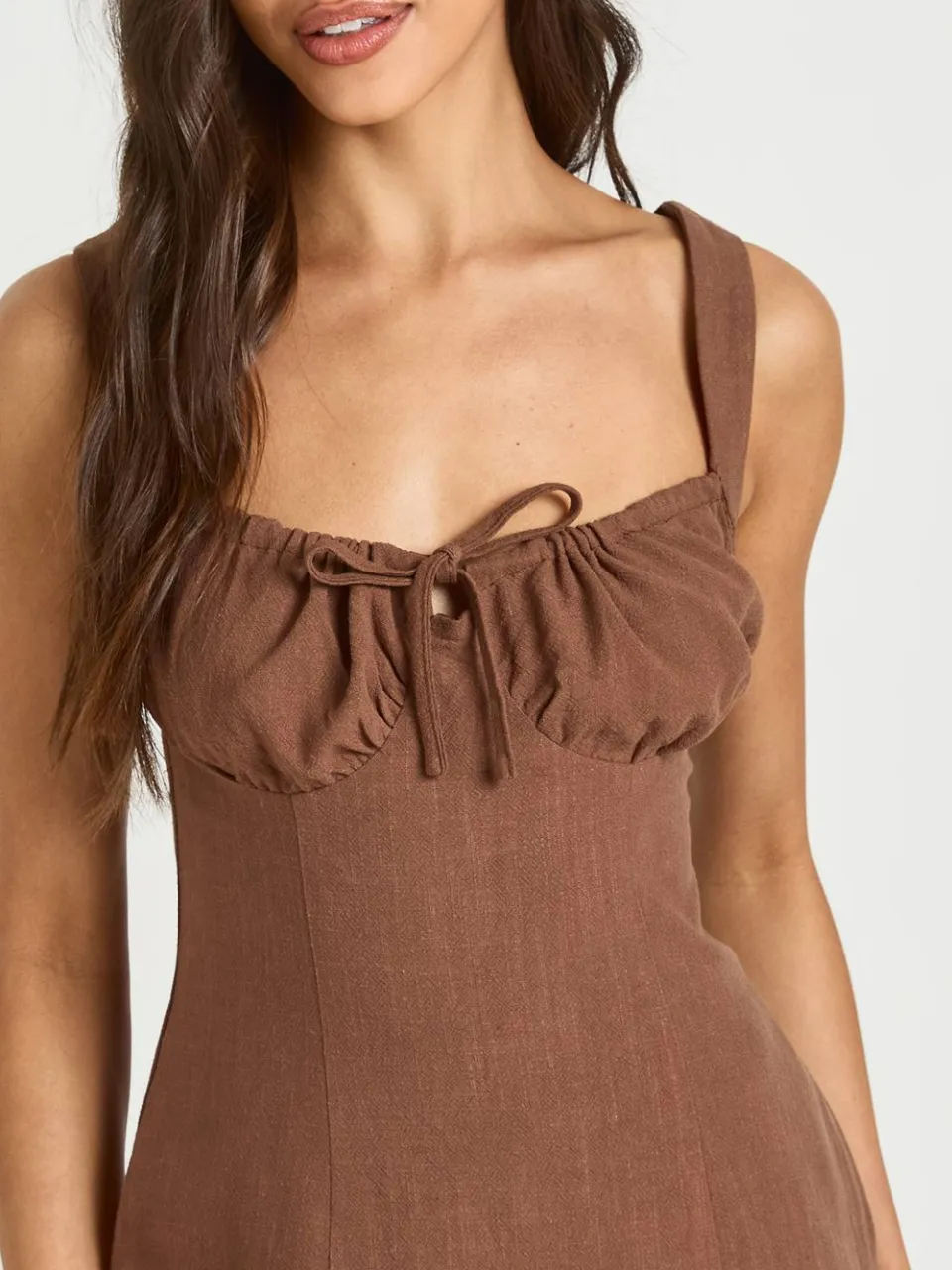 boohoo Dames Linnen-look Mini Jurk Met Gerimpelde Cups En Bandjes chocoladebruin, foto 4