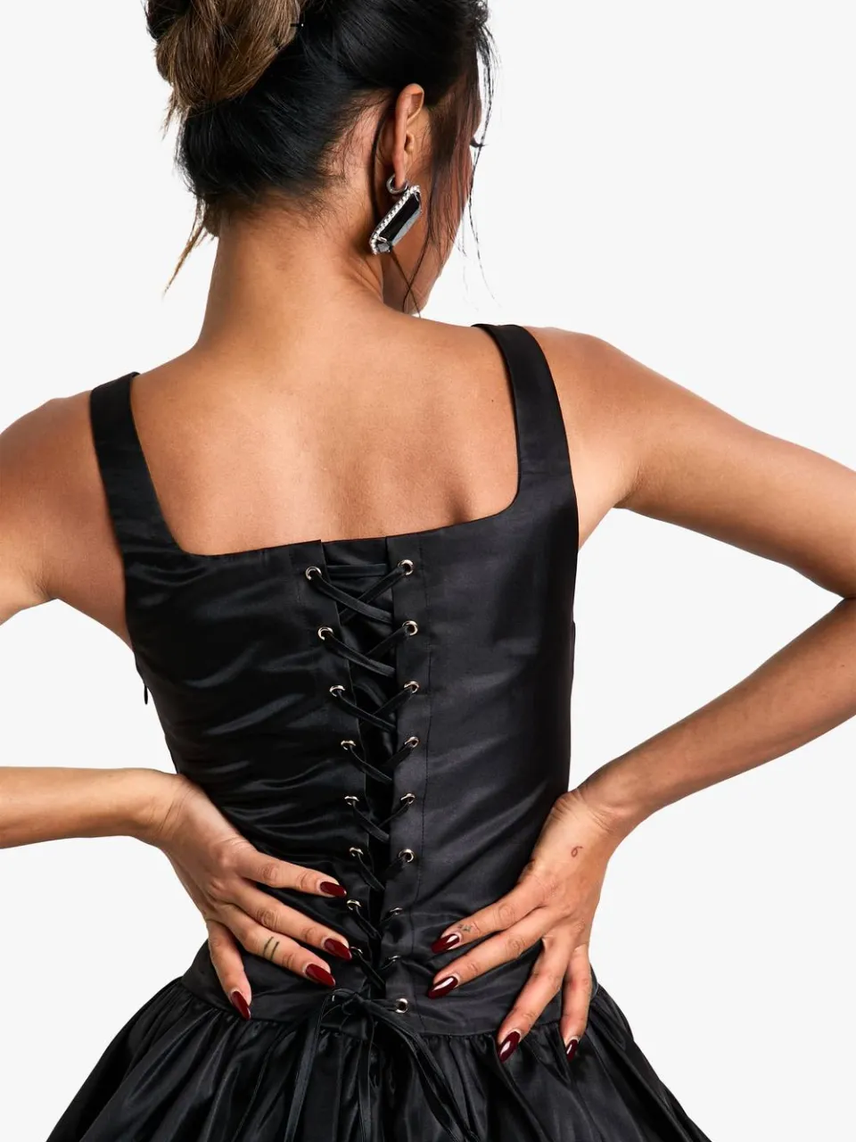 boohoo Dames Taffeta Bubble Hem Lace Up Mini Jurk zwart, foto 4