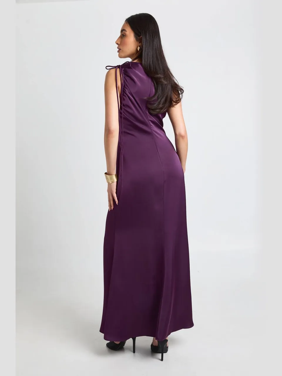 boohoo Dames Satijnen Mouwloze Maxi Jurk met Gerimpelde Schouderdetails pruim, foto 2
