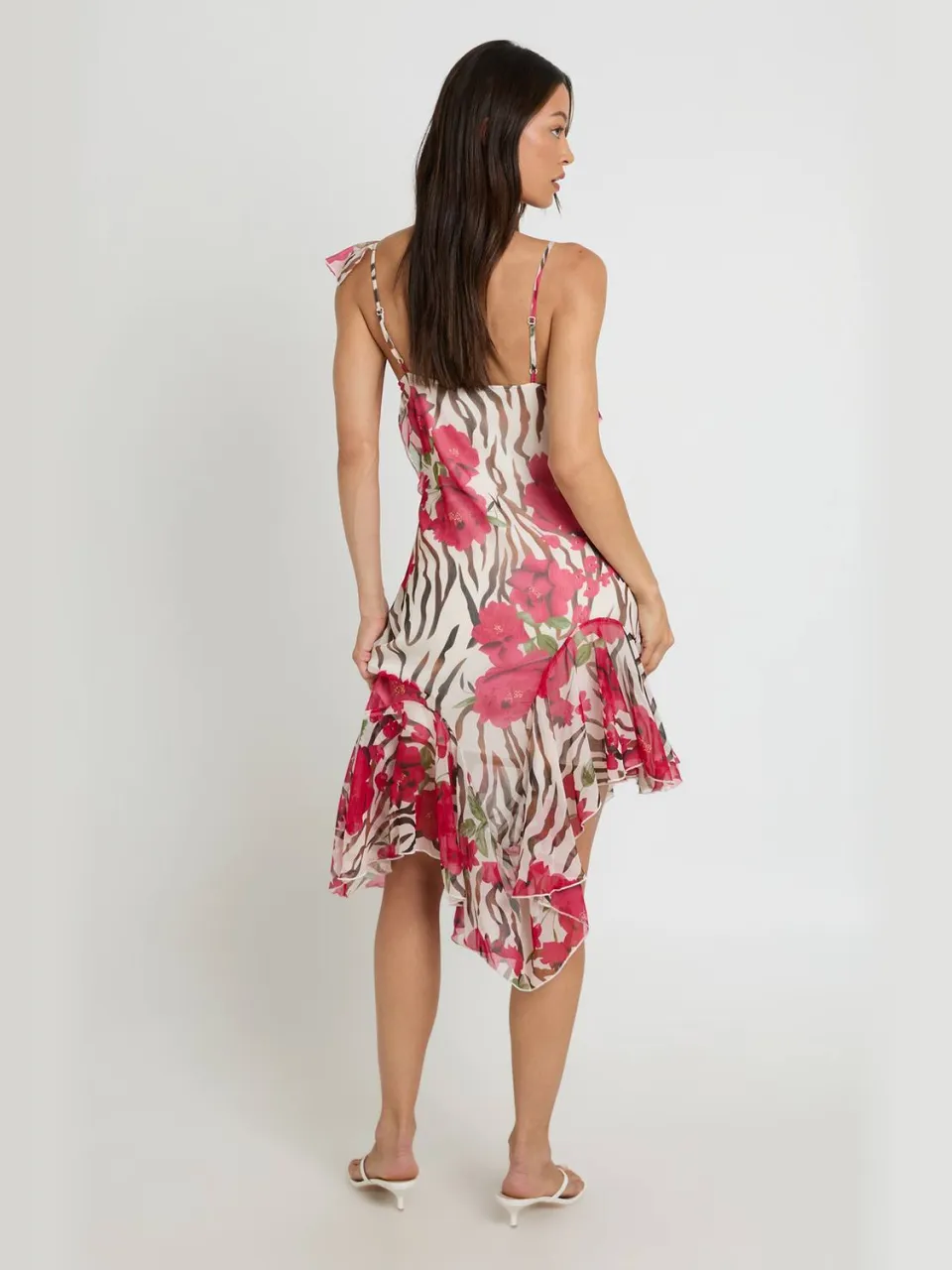 boohoo Dames Lange Chiffon Midi-jurk Met Ruches En Asymmetrisch Bloemendessin zwart, foto 2