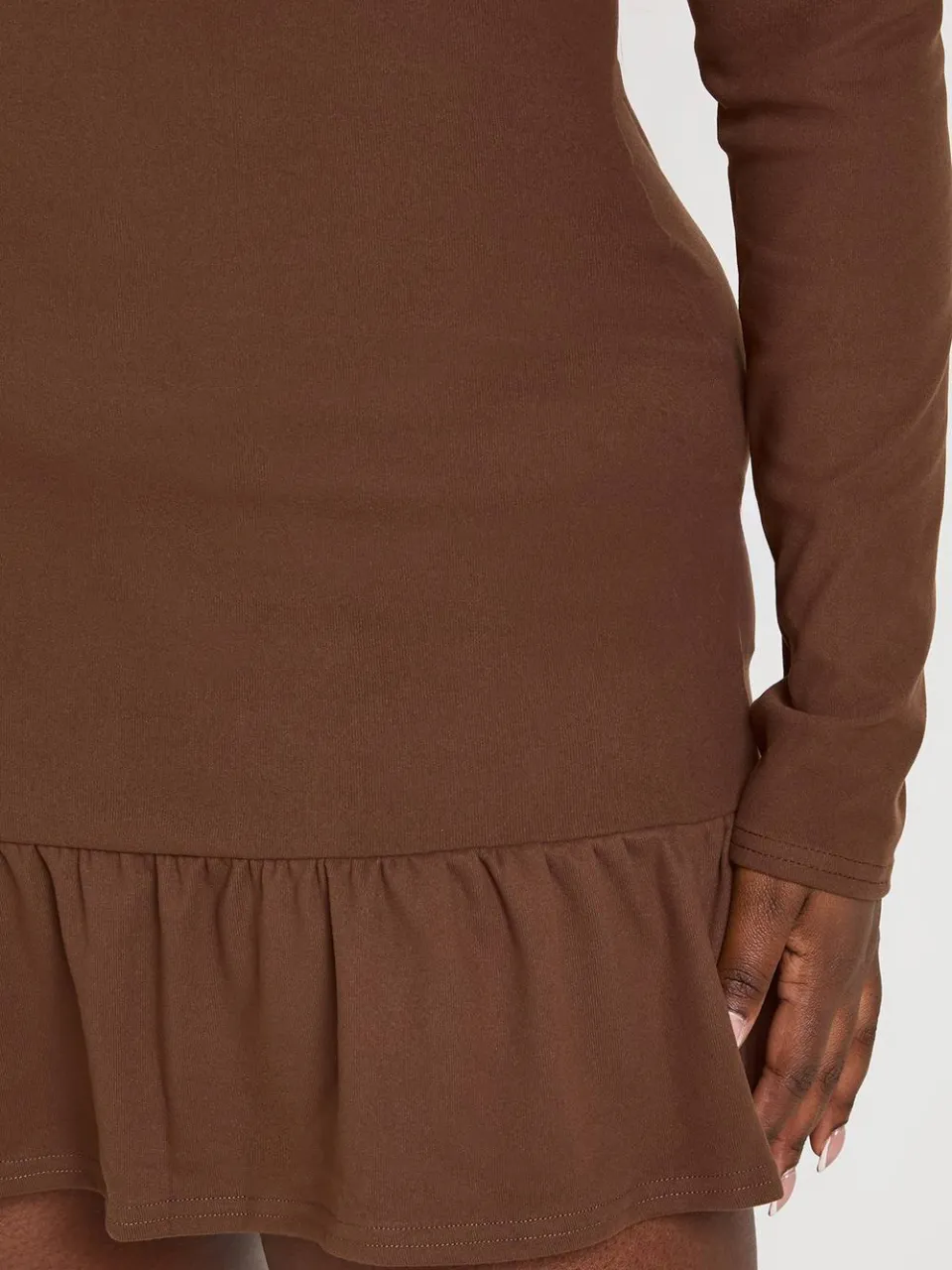 boohoo Dames Plus Superzachte Geribbelde Volantzoom Shiftjurk chocoladebruin, foto 4