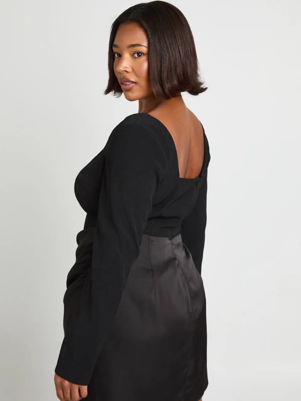 boohoo Dames Plus Satijn Drape Lange Mouwen Mini Jurk zwart, foto 2