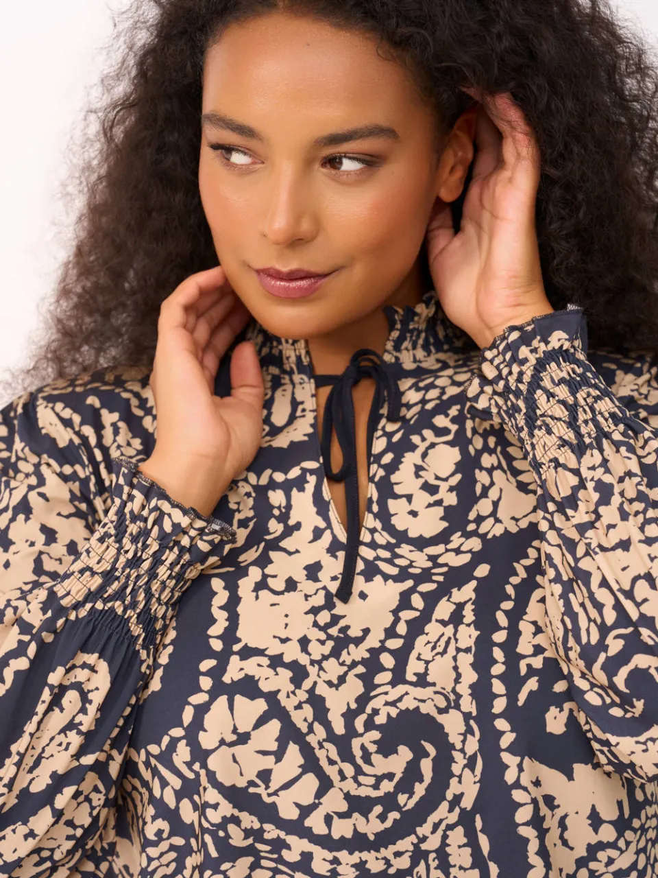 Plus Basics Plus-lijn jurk met smockwerk en print - donkerblauw/beige, foto 7