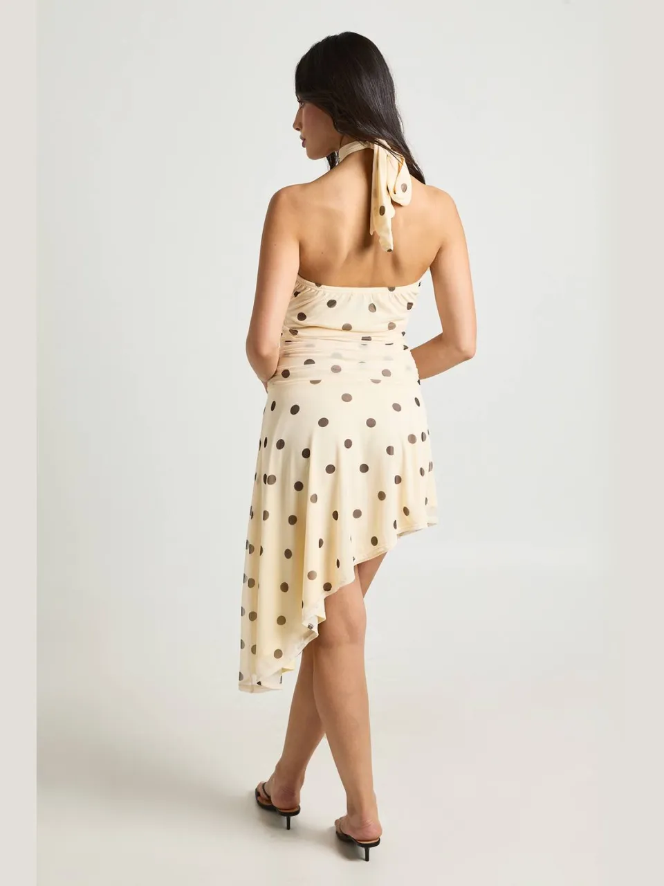 boohoo Dames Polkadot Mesh Halternek Jurk Met Gecinchte Taille En Asymmetrische Zoom citroen, foto 2