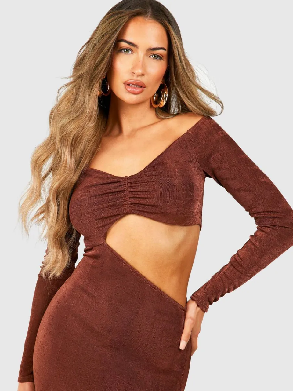 boohoo Dames Bardot Gerimpelde Acetate Slinky Maxi-jurk met Split Benen chocoladebruin, foto 2