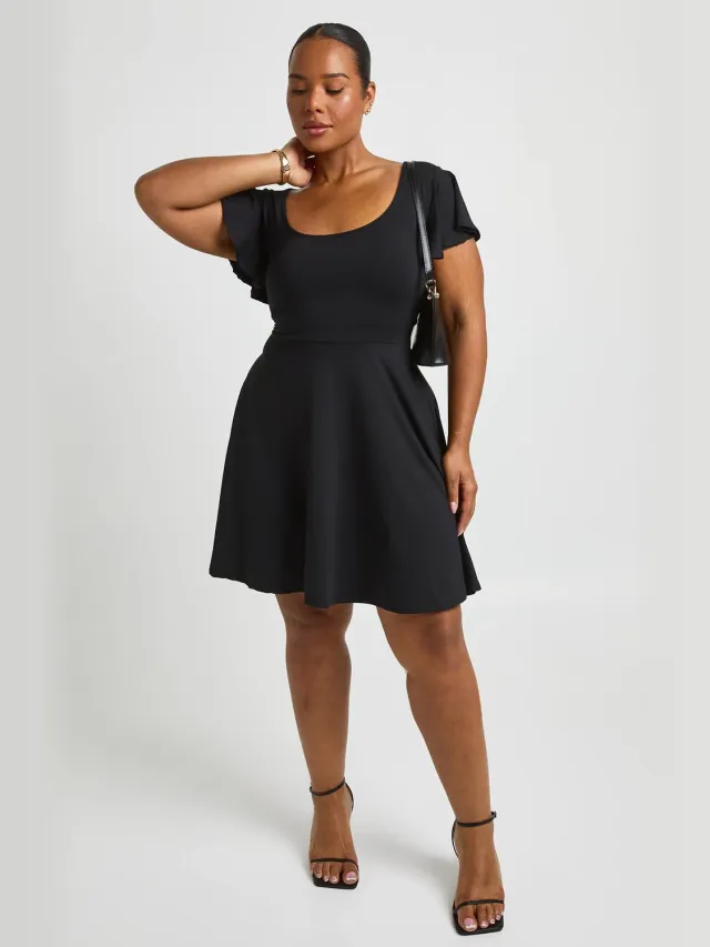 boohoo Dames Plus Super Zachte Vlottende Mouwjes Skater Jurk Zwart