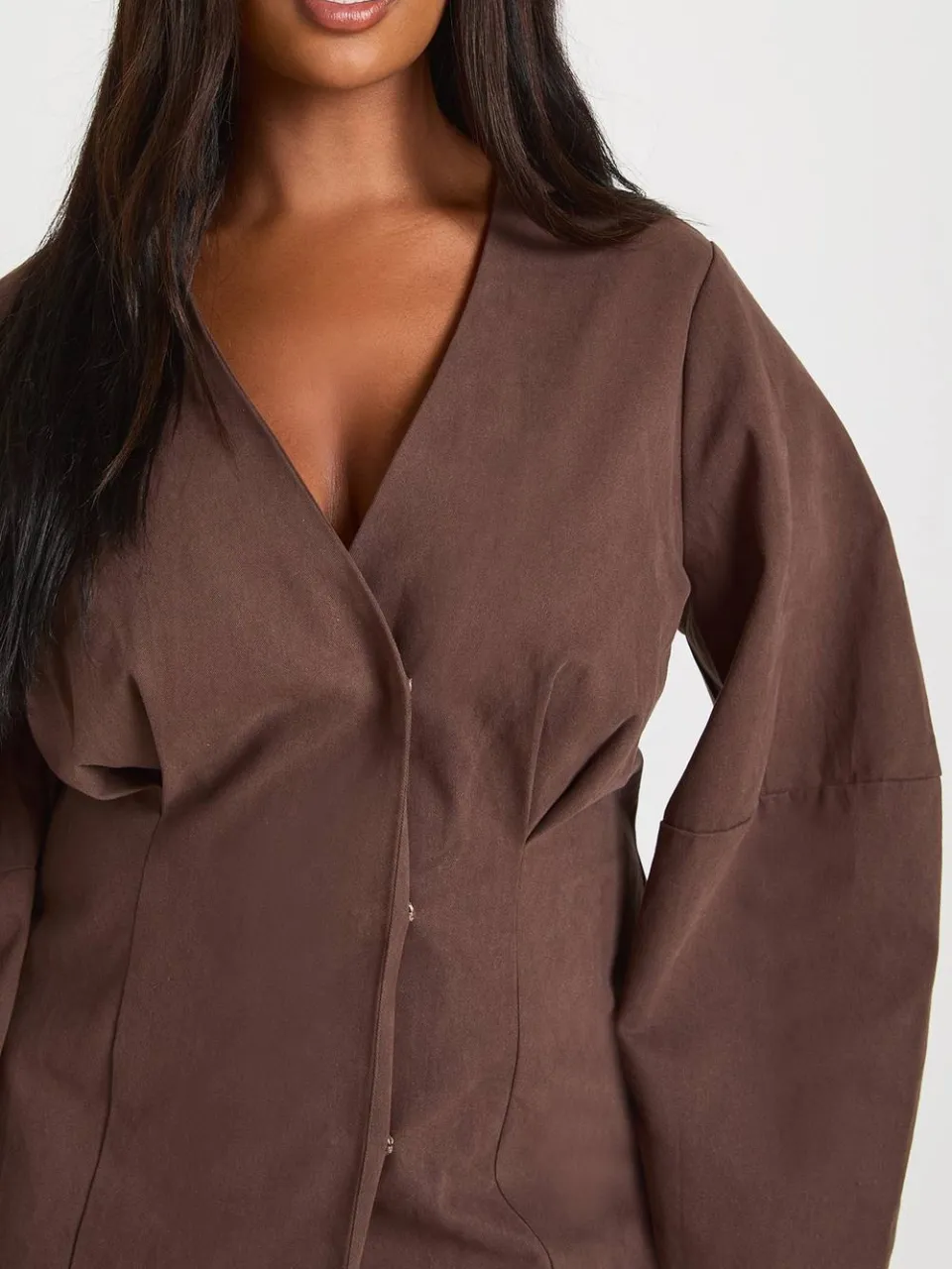 boohoo Dames Plus Twill Ballonmouw Getailleerde Mini Jurk chocoladebruin, foto 4