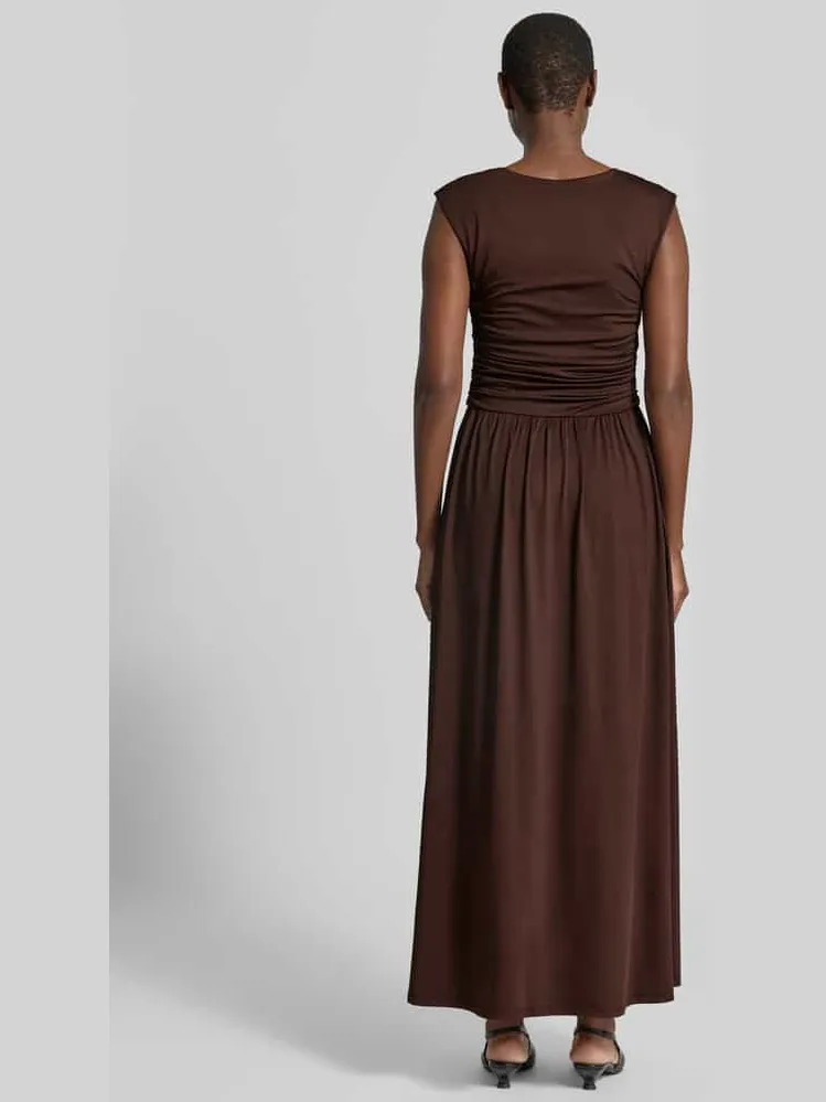 Yas Maxi-jurk met kapmouwen model 'WINJA' donkerbruin, foto 2