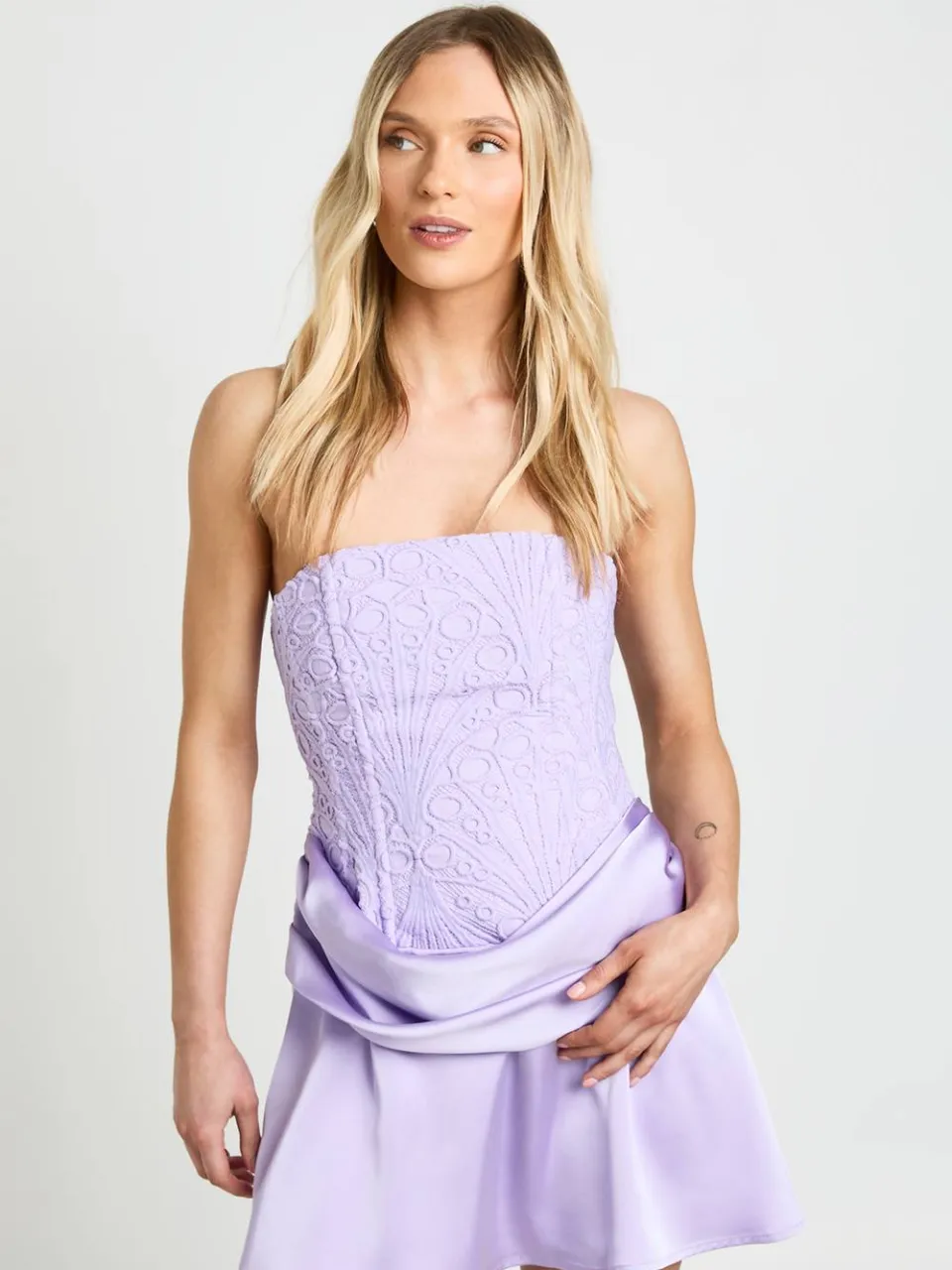 boohoo Dames Petite Getextureerde Doorschijnende Bloemenkant Corset Draperie Mini Jurk lila, foto 3