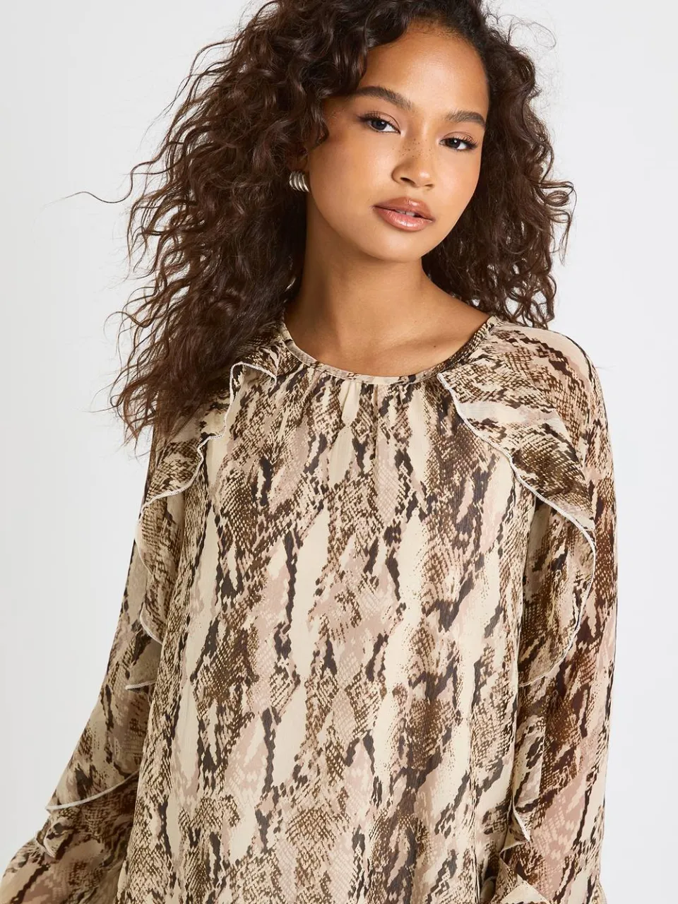 boohoo Dames Slangprint chiffon smockjurk steen, foto 4