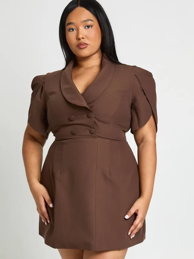boohoo Dames Plus Blazerjurk Met Bloemblaadmouwen En Skater Rok Chocoladebruin