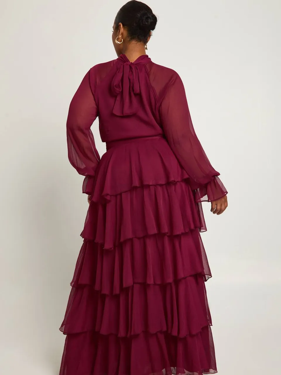 boohoo Dames Plus-size chiffon maxi-jurk met geknoopte hals en ruches bordeaux rood, foto 2