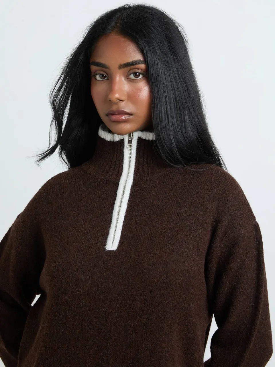 boohoo Dames Gebreide Mini-jurk Met Ritskraag chocoladebruin, foto 4