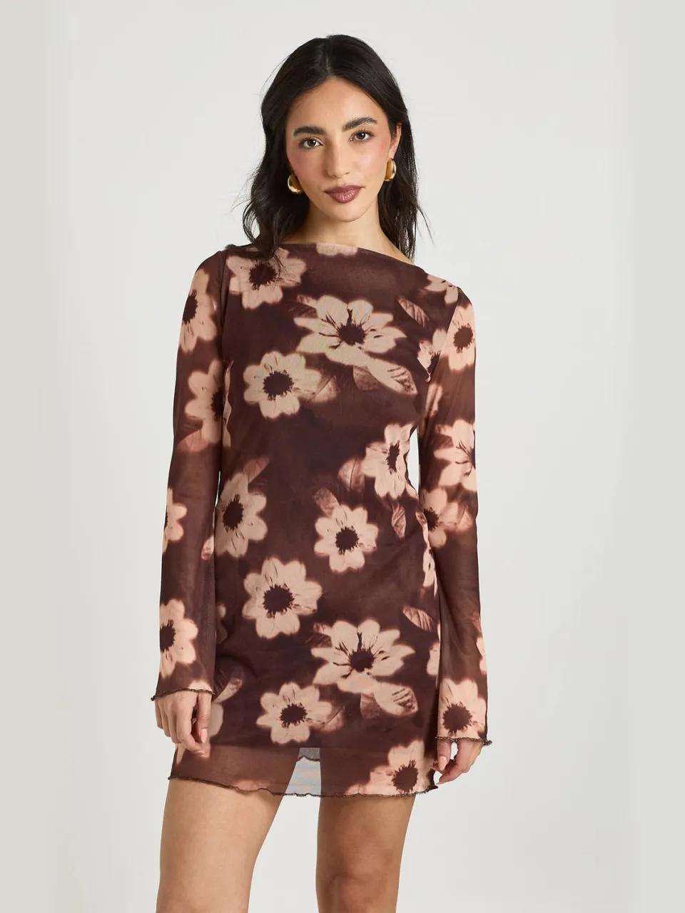 boohoo Dames Bloemen Mesh Wijde Mouw Mini Jurk chocoladebruin, foto 3