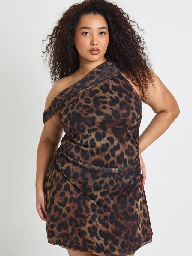 boohoo Dames Plus Luipaard Asymmetrische Mesh Mini Jurk Bruin