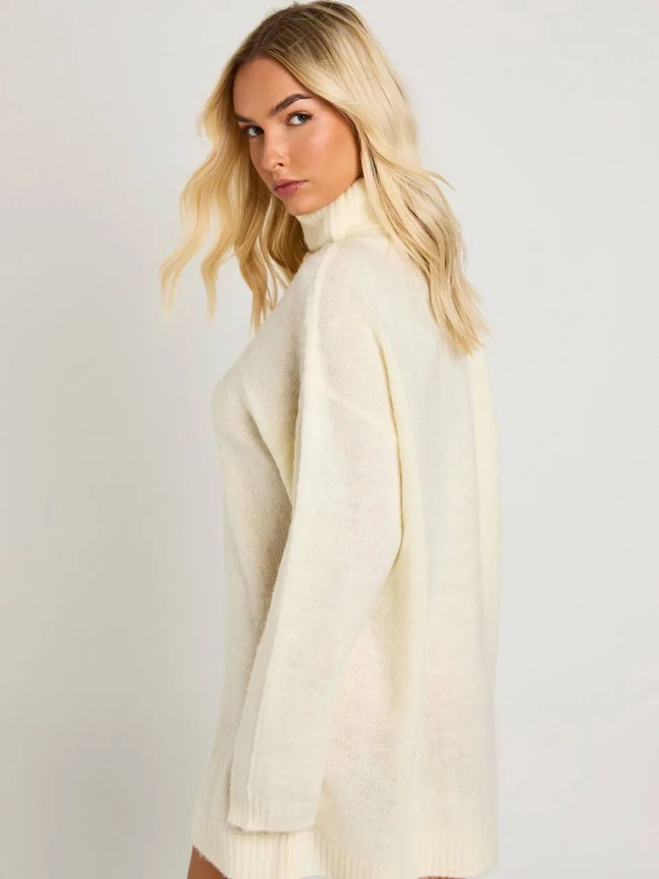 boohoo Dames Superzachte geborstelde gebreide rolkraag mini-jurk crème, foto 2