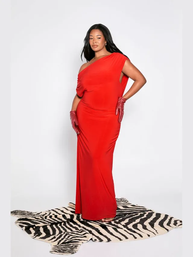 boohoo Dames Plus Gerimpelde Asymmetrische Maxi Jurk rood, foto 2