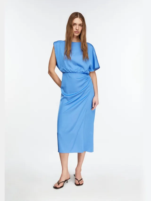 Comma female - Asymmetrische satijnen jurk met drapering azuurblauw