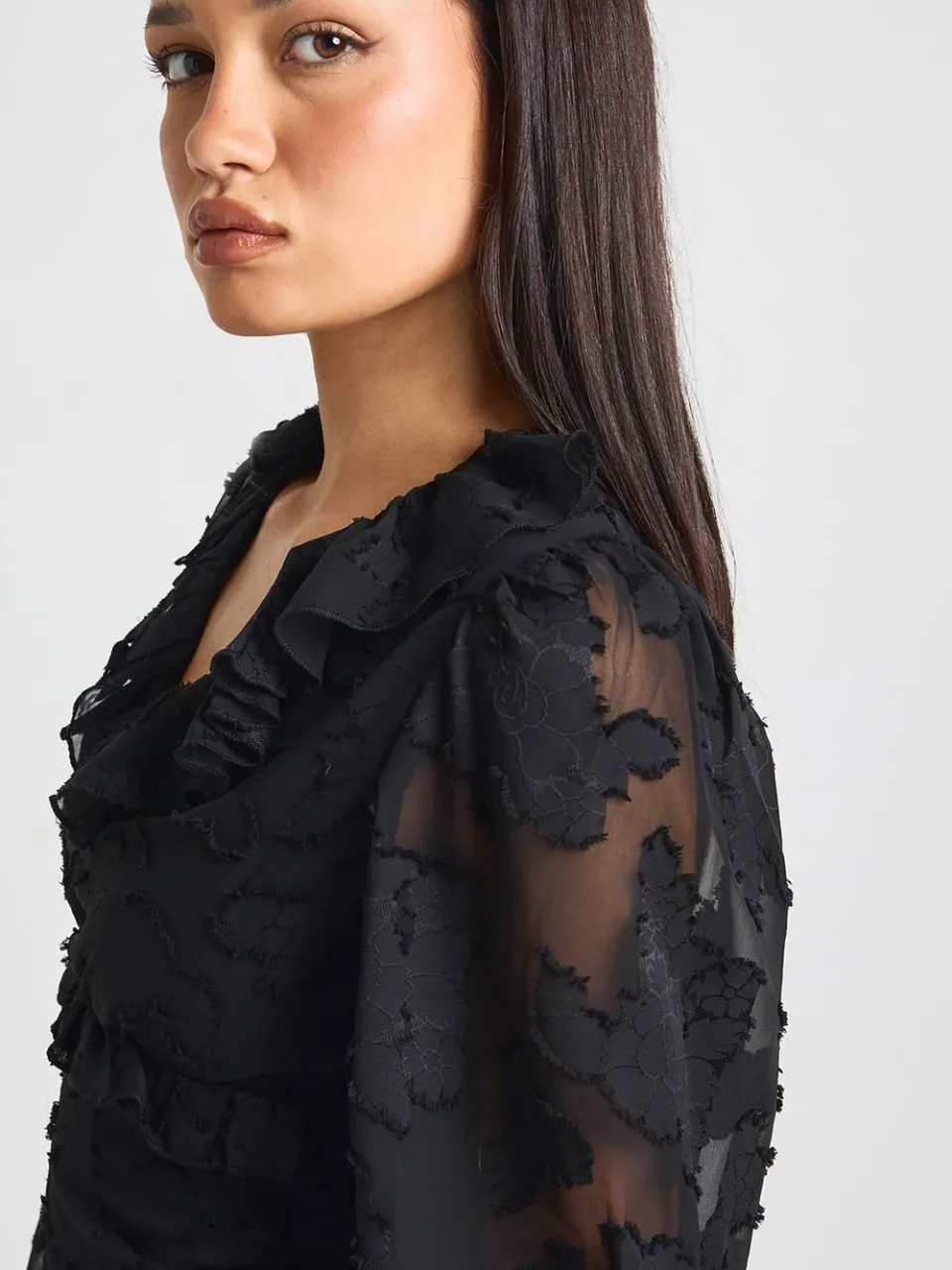 boohoo Dames Burnout Mini Jurk met Ruches Detail en Volumemouwen zwart, foto 3