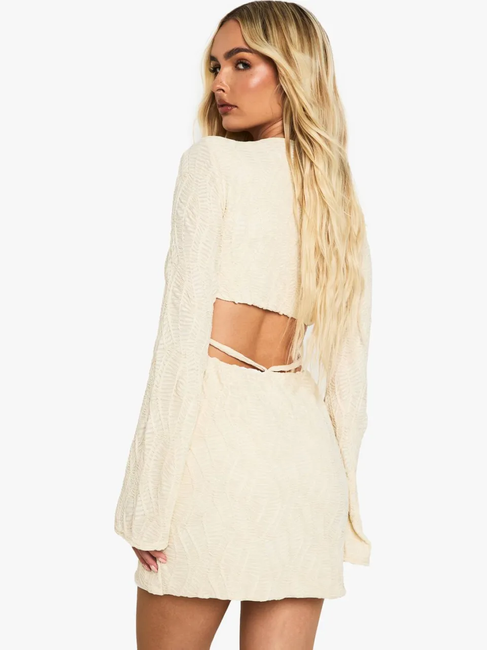 boohoo Dames Getextureerde mini-jurk met klokmouwen crème, foto 2