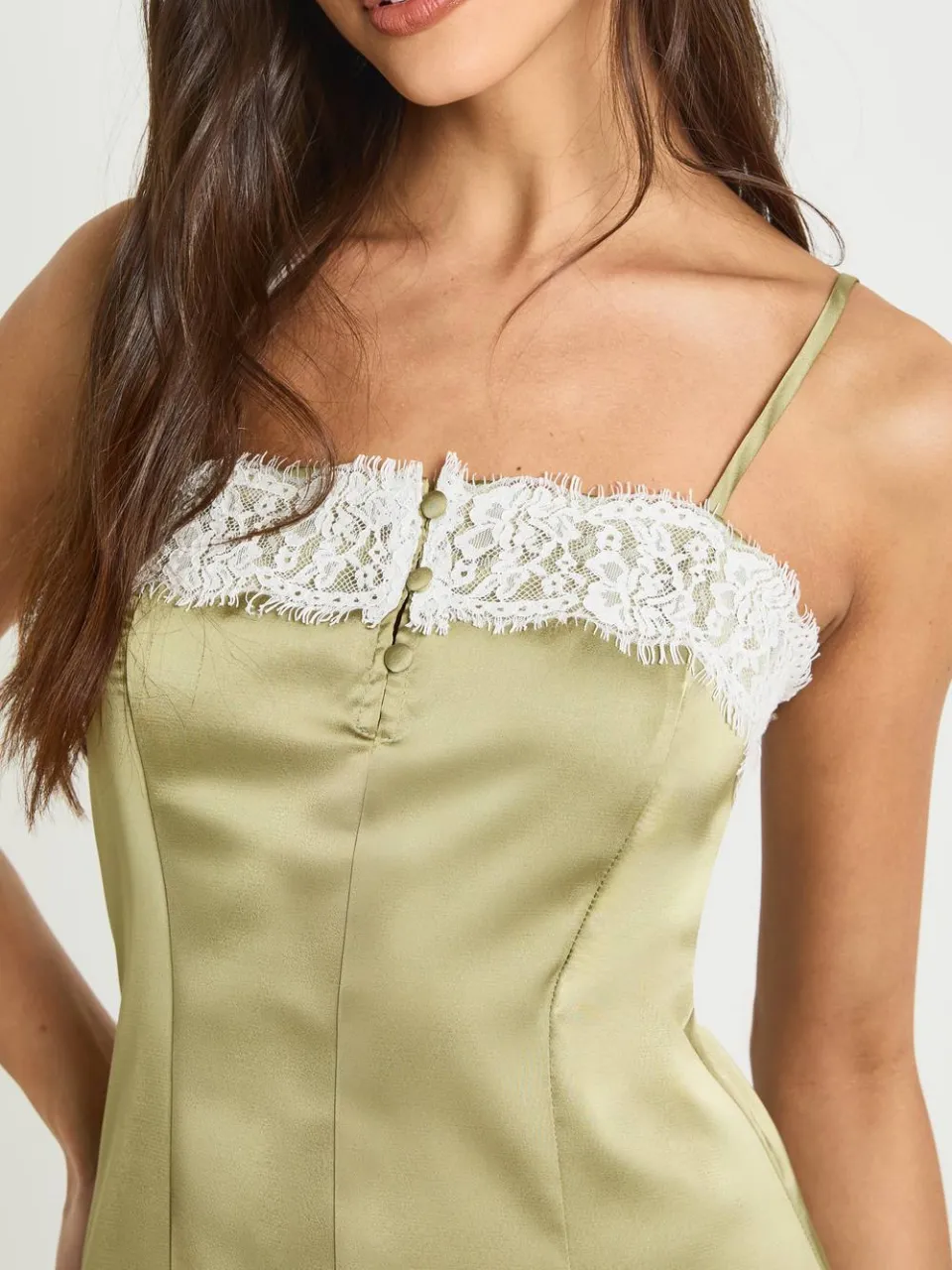 boohoo Dames Satijnen Slip Mini Jurk met Kanten Afwerking olijf, foto 4