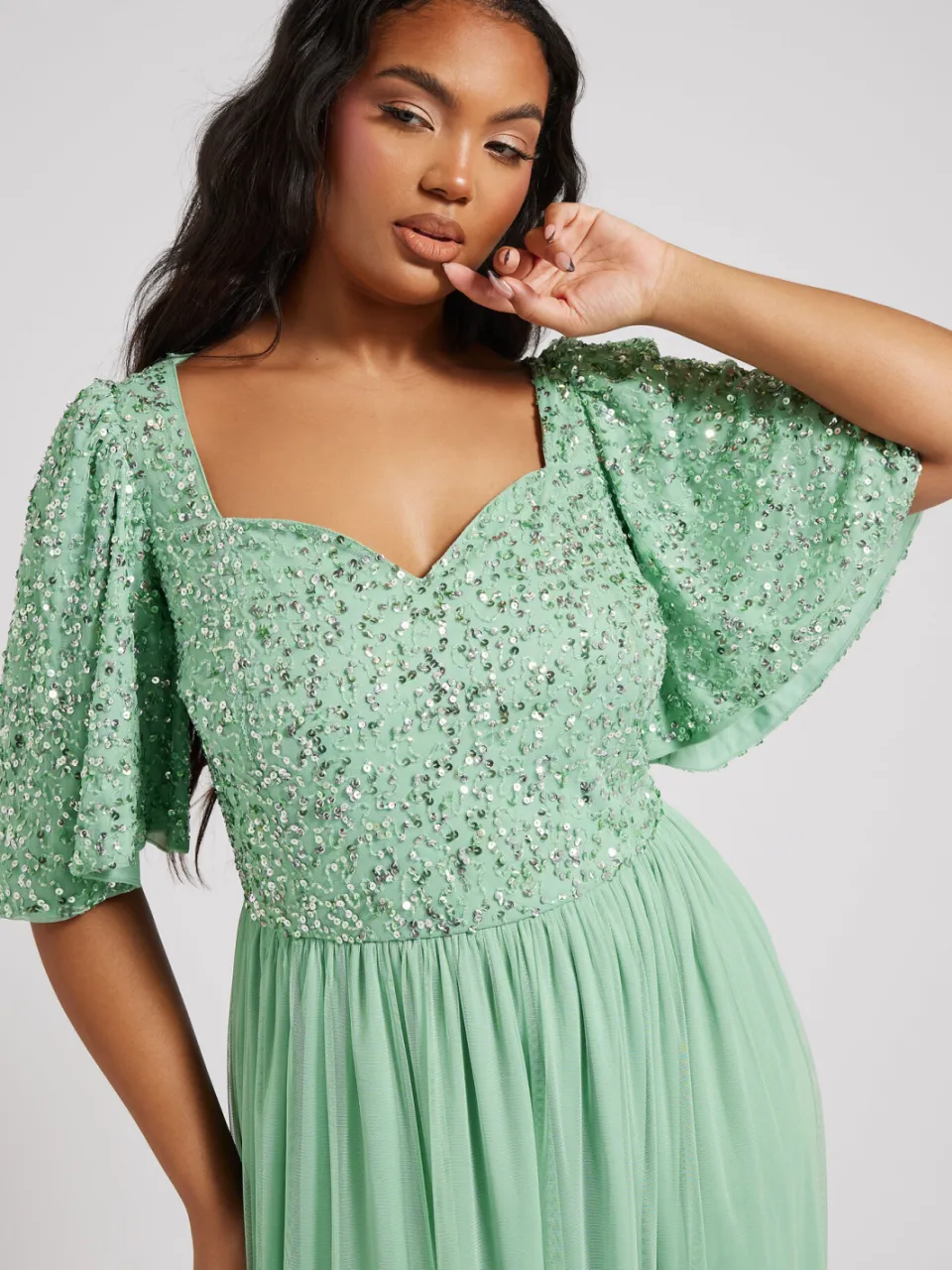 Luxe: Ultimate Embellishment Luxe Maxi Jurk Met Paillettenversiering En Ruches Langs De Zoom In Saliegroensize 48, foto 5