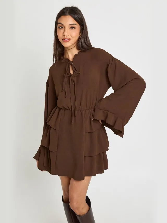 boohoo Dames Gehamerde Ruffle Detail Smock Jurk Chocoladebruin