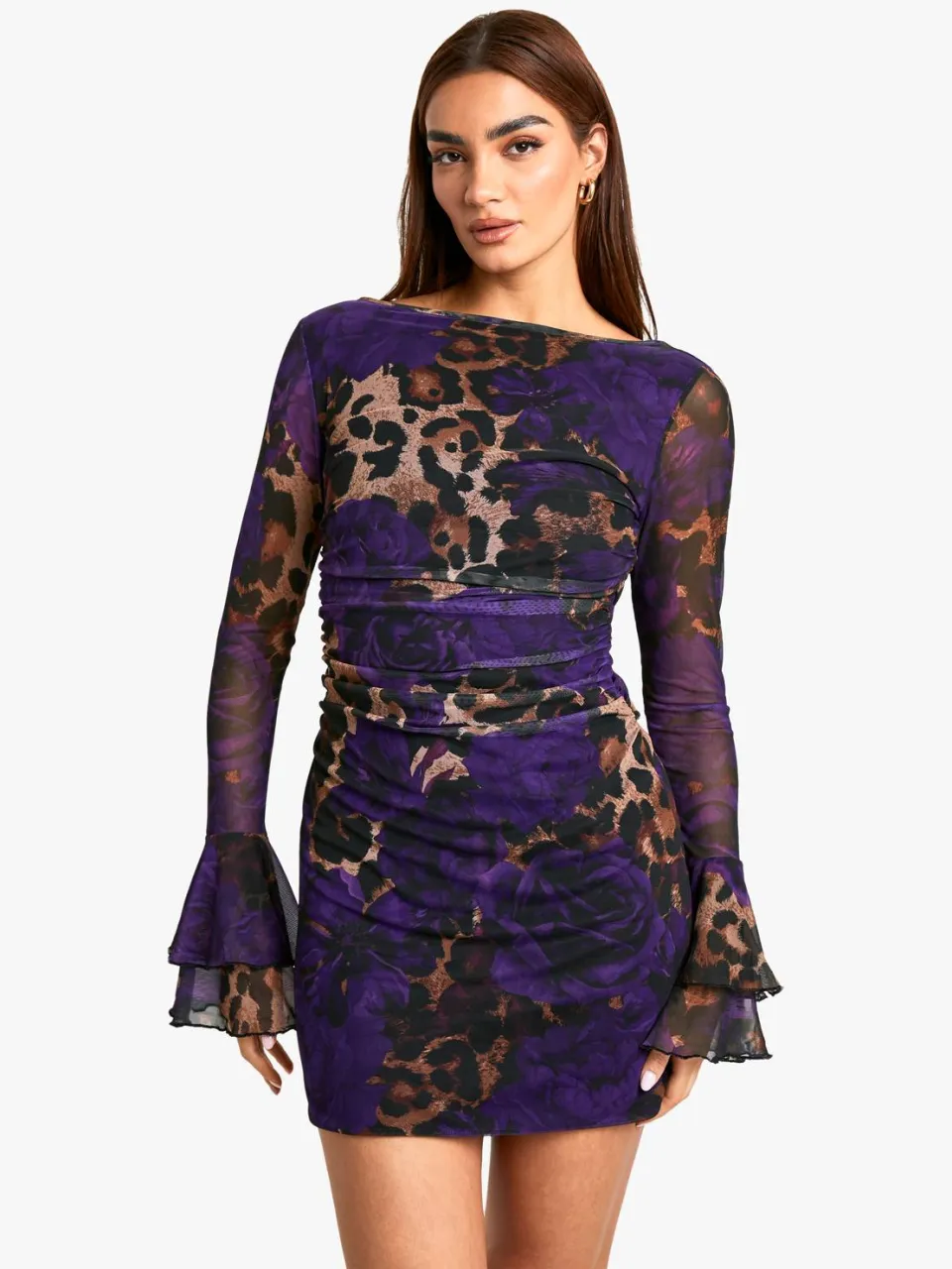 boohoo Dames Slash Neck Mixed Luipaardprint Mini-Jurk met Wijd Elopende Mouwen bruin, foto 3