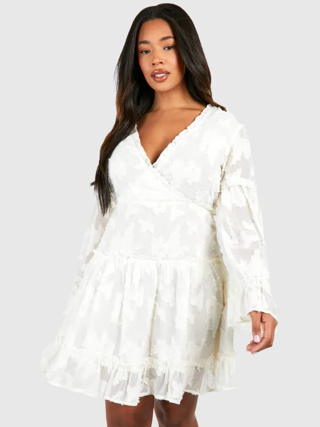 boohoo Dames Plus Woven Jacquard V Front Frill Mini Jurk Crème