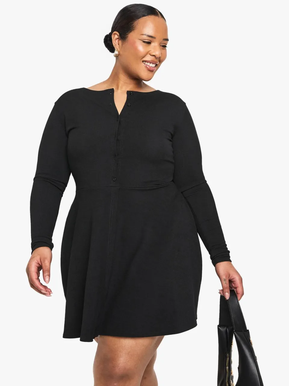 boohoo Dames Plus-size geribde mini-skaterjurk met knopen vooraan zwart, foto 2